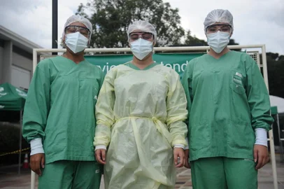  CAXIAS DO SUL, RS, BRASIL (01/04/2020)Pessoal sanitário equipado com equipos de proteção individual para tratar casos de coronavírus no Hospital da Unimed em Caxias do Sul. (Antonio Valiente/Agência RBS)<!-- NICAID(14466509) -->