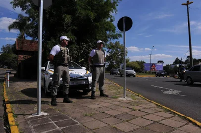  CAXIAS DO SUL, RS, BRASIL, 26/03/2020 -  BM nas ruas - como está o policiamento neste momento de crise. A cidade está vazia? O que os PMs tem encontrado? As pessoas aceitam as orientações de ficar em casa?  NA FOTO: Brigada em pontos estratégicos para oferecer segurança para a população. (Marcelo Casagrande/Agência RBS)<!-- NICAID(14461989) -->