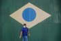  PORTO ALEGRE, RS, BRASIL - 2020.04.03 - Homem com máscara e bandeira brasileira, bairro sarandi, 14h00 (Foto: ANDRÉ ÁVILA/ Agência RBS)Indexador: Andre Avila<!-- NICAID(14468866) -->