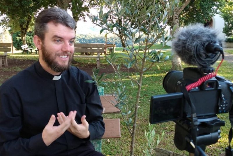 Padre Jocimar Romio  investe nos vídeos em tempos de distanciamento social<!-- NICAID(14468901) -->