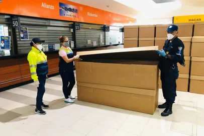  Handout picture released by Guayaquil Mayors Office showing employees with a donation of cardboard coffins in Guayaquil, Ecuador on April 5, 2020. - Soarding numbers of COVID-19 deaths in Ecuadors second city Guayaquil have led to a shortage of coffins, forcing locals to resort to using cardboard coffins, city authorities said Sunday. (Photo by Handout / GUAYAQUIL MAYORS OFFICE / AFP) / RESTRICTED TO EDITORIAL USE - MANDATORY CREDIT AFP PHOTO / GUAYAQUIL MAYORS OFFICE  - NO MARKETING - NO ADVERTISING CAMPAIGNS - DISTRIBUTED AS A SERVICE TO CLIENTSEditoria: HTHLocal: GuayaquilIndexador: HANDOUTSecao: diseaseFonte: GUAYAQUIL MAYORS OFFICEFotógrafo: Handout