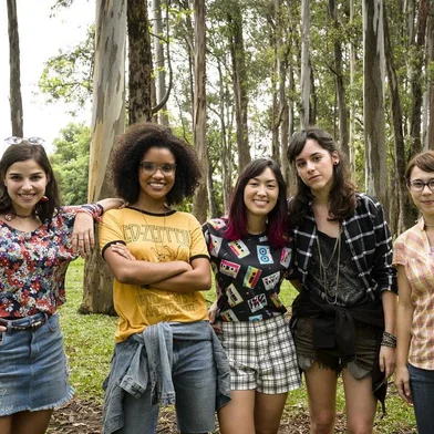 Keyla ( Gabriela Medvedovski ), Ellen ( Heslaine Vieira ), Tina ( Ana Hikari ), Lica ( Manoela Aliperti ) e Benê ( Daphne Bozaski ). malhação viva a diferença