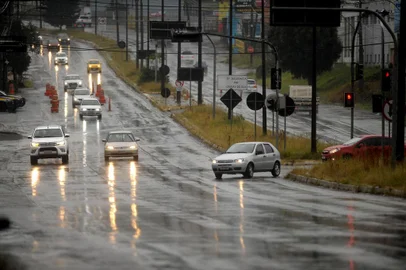  CAXIAS DO SUL, RS, BRASIL, 06/04/2020Movimento nas avenidas e ruas da cidade no primeiro dia em que as algumas empresas podem voltar a trabalhar.(Lucas Amorelli/Agência RBS)<!-- NICAID(14469933) -->