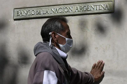 A pensioner queues outside a bank during the novel coronavirus (COVID-19) outbreak in Buenos Aires on April 3, 2020. - Mandatory containment measures have been put in place in many Latin America countries, with strict lockdowns in place in Argentina, Colombia, Peru, Chile, El Salvador and Panama. (Photo by JUAN MABROMATA / AFP)<!-- NICAID(14470223) -->