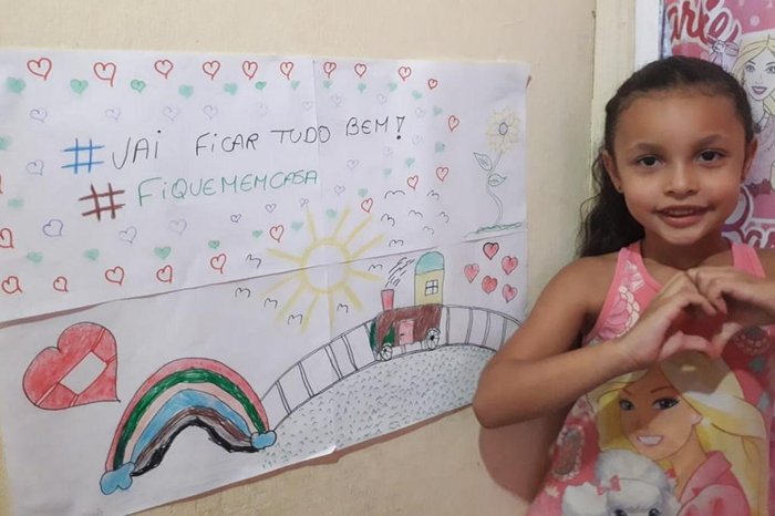 Mãe ensinando crianças na aula de desenho. Filha e filho pintando