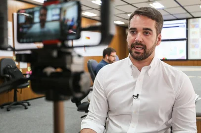 Eduardo Leite em live sobre o coronavírus<!-- NICAID(14470407) -->