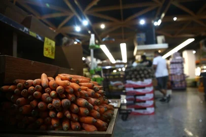  PORTO ALEGRE, RS, BRASIL - 06.04.2020 - Preços de produtos básicos no Supermercado Pezzi. (Foto: Jefferson Botega/Agencia RBS)Indexador: Jefferson Botega<!-- NICAID(14470619) -->