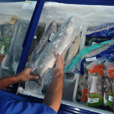  CAXIAS DO SUL, RS, BRASIL (07/04/2020)Tradicional venda de peixe terá mudanças em Caxias do Sul por conta de pandemia de coronavírus Novas formas de atendimento e pontos de venda foram criados para atender aos clientes sem que ocorram aglomerações. Na foto, Cia do Peixe na Rua Ernesto Alves. (Antonio Valiente/Agência RBS)<!-- NICAID(14470943) -->