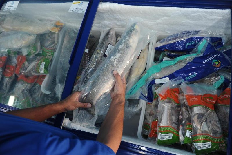  CAXIAS DO SUL, RS, BRASIL (07/04/2020)Tradicional venda de peixe terá mudanças em Caxias do Sul por conta de pandemia de coronavírus Novas formas de atendimento e pontos de venda foram criados para atender aos clientes sem que ocorram aglomerações. Na foto, Cia do Peixe na Rua Ernesto Alves. (Antonio Valiente/Agência RBS)<!-- NICAID(14470943) -->