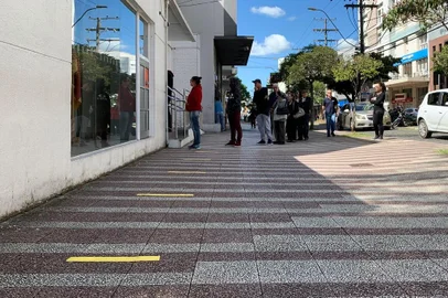 A semana de pagamento dos salários formou filas na frente das agências bancárias de Caxias do Sul<!-- NICAID(14471517) -->