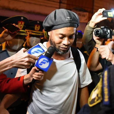  Brazilian retired football player Ronaldinho arrives at a hotel in Asuncion where he and his brother will serve house arrest after a judge ordered their release from jail on April 7, 2020. - A judge in Paraguay ordered the release of Ronaldinho and his brother Roberto Assis into house arrest after the siblings spent almost exactly a month in jail awaiting trial on charges of using false passports to enter Paraguay. Lawyers for the men posted bail of $1.6 million. (Photo by Norberto DUARTE / AFP)Editoria: CLJLocal: AsuncionIndexador: NORBERTO DUARTESecao: soccerFonte: AFPFotógrafo: STR<!-- NICAID(14471828) -->