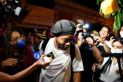  Brazilian retired football player Ronaldinho arrives at a hotel in Asuncion where he and his brother will serve house arrest after a judge ordered their release from jail on April 7, 2020. - A judge in Paraguay ordered the release of Ronaldinho and his brother Roberto Assis into house arrest after the siblings spent almost exactly a month in jail awaiting trial on charges of using false passports to enter Paraguay. Lawyers for the men posted bail of $1.6 million. (Photo by Norberto DUARTE / AFP)Editoria: CLJLocal: AsuncionIndexador: NORBERTO DUARTESecao: soccerFonte: AFPFotógrafo: STR<!-- NICAID(14471833) -->