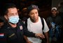 Ronaldinho e Assis deixam quartel da polícia e chegam a hotel onde cumprirão prisão domiciliar