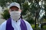 Padre com máscara para  atender confissões em ação  com drive-thru em Caxias do Sul<!-- NICAID(14472051) -->