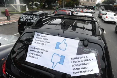  CAXIAS DO SUL, RS, BRASIL (09/04/2020)pais fazem carreata para pedir desconto na mensalidade das escolas particulares e recolhem alimentos e roupas para familias passando necesdades durante a pandemia. (Antonio Valiente/Agência RBS)<!-- NICAID(14472987) -->