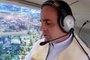 Em um helicóptero, o padre Vanderlei Barcelos de Borba, da paróquia Nossa Senhora de Lourdes, abençoou os moradores de Canela na tarde desta quinta-feira (9).<!-- NICAID(14473710) -->