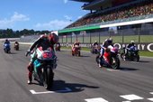 VÍDEO: Pilotos sofrem acidente impressionante em corrida de motos