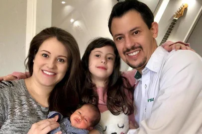  CAXIAS DO SUL, RS, BRASIL, 10/04/2020. A vida não para - Camila e Rodrigo Alves são pais do recém nascido Benício e de Isabelli (7 anos). Eles tiveram o Benício no dia 21 de março, durante a pandemia de coronavírus. (Arquivo Pessoal/Divulgação)<!-- NICAID(14474231) -->