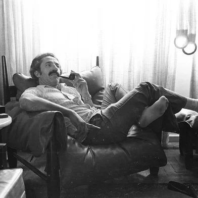 Anos 1970: o fotógrafo Mauro De Blanco e o indefectível cachimbo durante um momento relax em sua clássica Poltrona Mole, ícone do moderno mobiliário brasileiro, assinado por Sergio Rodrigues<!-- NICAID(14473727) -->