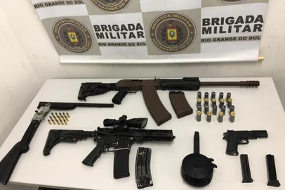 Armas e munição são encontradas escondidas no telhado de uma casa em Caxias<!-- NICAID(14475472) -->