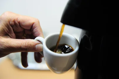  CAXIAS DO SUL, RS, BRASIL, 03/06/2019. Café - Não é despesa pública, mas Executivo, Legislativo e Judiciário continuam pagando o cafezinho com recursos públicos na Serra. Algumas prefeituras aboliram o gasto do orçamento.  (Porthus Junior/Agência RBS)<!-- NICAID(14106057) -->