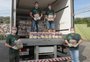 Empresa doa cinco toneladas de alimentos em campanha que já arrecadou R$ 100 mil para famílias do Morro da Cruz