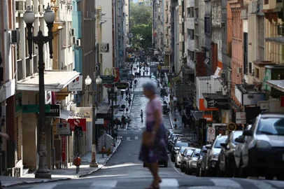 PORTO ALEGRE, RS, BRASIL, 27-03-2020: Rua dos Andradas, conhecida como Rua da Praia, com pouco movimento em meio ao período de isolamento social por causa da pandemia de coronavírus covid-19 na cidade. Comparativo com a foto Nica Id: 14367077(Foto: Jefferson Botega / Agência RBS)<!-- NICAID(14463291) -->