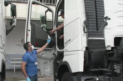 A campanha de prevenção contra o novo coronavírus, promovida pelas Empresas Randon em conjunto com parceiros, já beneficiou cerca de 30 mil caminhoneiros de todo o Brasil. A iniciativa, que vem sendo desenvolvida ao longo dos últimos 10 dias, atende os transportadores de cargas que estejam em deslocamento nas rodovias. Ao todo, o projeto distribuirá 50 mil frascos de álcool em gel em pontos de atendimento espalhados pelo país.<!-- NICAID(14476738) -->