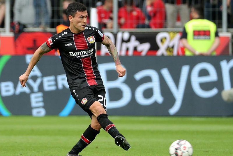  Leverkusens Chilean midfielder Charles Mariano Aránguiz plays the ball during the German first division Bundesliga football match between Bayer Leverkusen and RB Leipzig in Leverkusen, western Germany, on April 6, 2019. (Photo by HASAN BRATIC / AFP) / RESTRICTIONS: DFL REGULATIONS PROHIBIT ANY USE OF PHOTOGRAPHS AS IMAGE SEQUENCES AND/OR QUASI-VIDEOEditoria: SPOLocal: LeverkusenIndexador: HASAN BRATICSecao: soccerFonte: AFPFotógrafo: STR