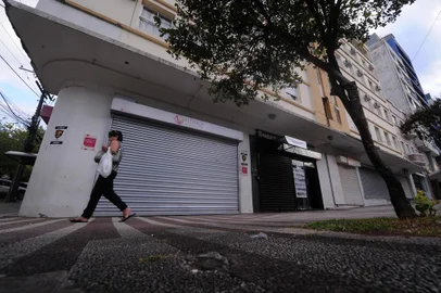  CAXIAS DO SUL, RS, BRASIL, 19/03/2020 - DECRETO Nº 20.831, DE 18 DE MARÇO DE 2020, Decreta situação de emergência e estabelece medidas para os estabelecimento para enfrentamento da emergência de saúde pública de importânciainternacional decorrente do novo Coronavírus (COVID-19) no Município deCaxias do Sul, muda o cenário no centro da cidade. NA FOTO: comércio fechado em pleno horário comercial. (Marcelo Casagrande/Agência RBS)<!-- NICAID(14456690) -->