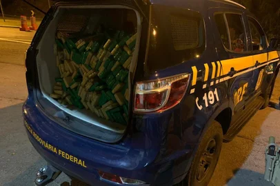 Carro é apreendido com mais de 300 quilos de drogas em veículo na BR-470 em Bento Gonçalves. Uma operação conjunta entre a Brigada Militar (BM) e Polícia Rodoviária Federal (PRF) resultou na prisão de duas pessoas e na apreensão de um carro carregado de drogas em Bento Gonçalves. A ação ocorreu na noite de terça-feira (14), próximo ao km 204 da BR 470.<!-- NICAID(14477170) -->