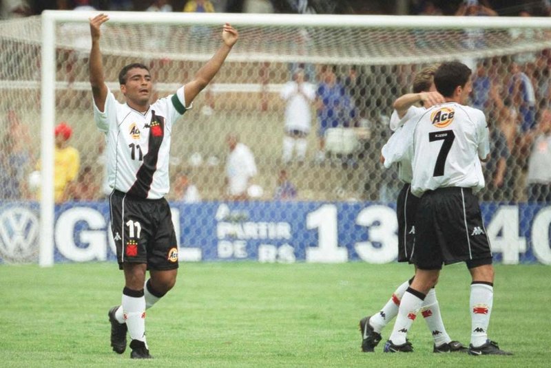 Jogador Romário (e) e Juninho (d, com camisete 7), comemorando gol na vitória do Vasco da Gama por 4 x 3 contra o Cruzeiro pelas semifinais da Copa João Havelange 2000.BH 23/12/2000 - CRUZEIRO X VASCO - O JOGADOR ROMARIO DO VASCO COMEMORA O  ULTIMO GOL DO VASCO CONTRA CRUZEIRO, PELA COPA JOvO HAVELANGE,NO ESTADIO DO MINEIRvO. TELEFOTO HOJE EM DIA FOTO: BETO MAGALHvES#PÁGINA:58Foto não publicada. Fonte: Hoje em Dia Fotógrafo: Beto Magalhães<!-- NICAID(684799) -->
