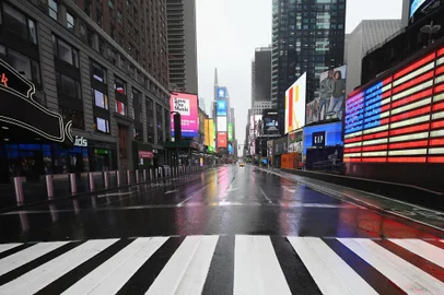  A nearly empty Times Square is seen on March 23, 2020 in New York City. - Wall Street fell early March 23, 2020 as Congress wrangled over a massive stimulus package while the Federal Reserve unveiled new emergency programs to boost the economy including with unlimited bond buying. About 45 minutes into trading, the Dow Jones Industrial Average was down 0.6 percent at 19,053.17, and the broad-based S&P 500 also fell 0.6 percent to 2,290.31 after regaining some ground lost just after the open. (Photo by Angela Weiss / AFP)Editoria: FINLocal: New YorkIndexador: ANGELA WEISSSecao: company informationFonte: AFPFotógrafo: STF<!-- NICAID(14459868) -->