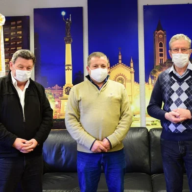 Vereador Velocino Uez (PTB) é o novo líder do governo Cassina em Caxias do Sul. Na foto, entre o vice Elói Frizzo (PSB) e o prefeito Flávio Cassina (PTB). <!-- NICAID(14478803) -->