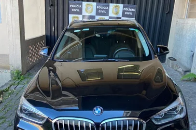 Menos de 24 horas após o crime, a Polícia Civil prendeu um homem de 32 anos com uma BMW X1 roubada e diversas porções de drogas em Caxias do Sul. O flagrante aconteceu no bairro Jardim América.<!-- NICAID(14478853) -->