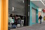  CAXIAS DO SUL, RS, BRASIL, 15/04/2020Movimento na Av. Júlio de Castilhos hoje pela manhã. Algumas lojas abriram apenas a metade da porta para receber crediários e regulando o número de pessoas que entravam.(Lucas Amorelli/Agência RBS)<!-- NICAID(14477381) -->