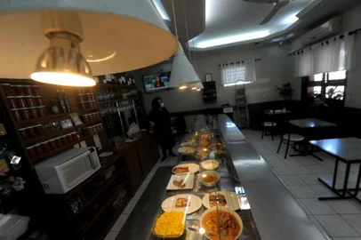  CAXIAS DO SUL, RS, BRASIL, 15/04/2020Restaurante Rech, quase em frente a igreja dos Capuchinhos, está enfrentando a crise, vendendo almoço delivery ou então o cliente vai até o local apenas para retirar.(Lucas Amorelli/Agência RBS)<!-- NICAID(14477419) -->