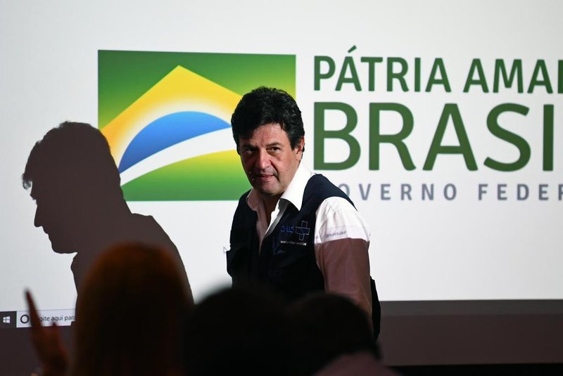  Brazils Health Minister Luiz Henrique Mandetta gestures upon arrival for a press conference in Brasilia on April 16, 2020. - Mandetta said he had been sacked by President Jair Bolsonaro, after weeks of clashes between the two over the countrys response to the coronavirus pandemic. (Photo by EVARISTO SA / AFP)Editoria: HTHLocal: BrasíliaIndexador: EVARISTO SASecao: diseaseFonte: AFPFotógrafo: STF<!-- NICAID(14479259) -->