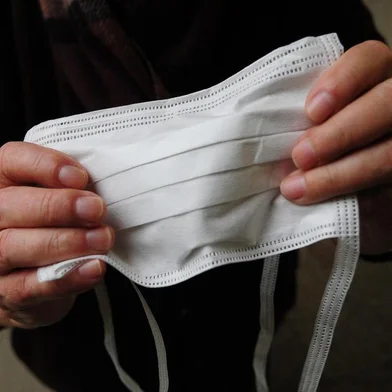 *** Genaro Joner - máscara gripe a ***Máscara cirúrgica pára prevenção da gripe A, foto feita no Asilo padre Cacique.<!-- NICAID(222781) -->