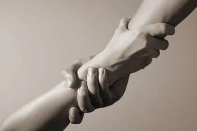  Lending helping hand. Concept of help, support and solidarity.Fonte: 321829714<!-- NICAID(14465510) -->