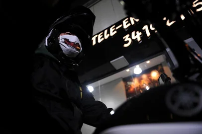 CAXIAS DO SUL, RS, BRASIL, 14/04/2020 - Isolamento social ressignifica e aumenta demanda pelo serviço de motoboys em Caxias do Sul. NA FOTO: Ludiano Bergozza, 42, realiza entregas há dois anos para o Tonico Lanches e há oito anos trabalha como motoboy. (Marcelo Casagrande/Agência RBS)<!-- NICAID(14477077) -->