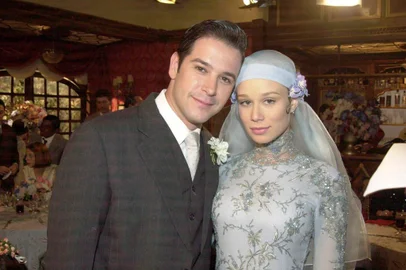 Atores Murilo Benício e Mariana Ximenes interpretando os personagens Ana Francisca e Danilo durante o casamento do casal na novela Chocolate com Pimenta da Rede Globo, 18h. 07.04.2004 - DivulgaÁão / Tv Globo / Gianne Carvalho / O casamento de Danilo (Murilo BenÕcio) e Ana Francisca (Mariana Ximenes) em Chocolate com pimenta Fonte: Tv Globo Fotógrafo: Gianne Carvalho Data Evento: 00/00/2004<!-- NICAID(1330156) -->