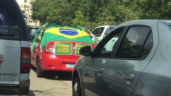 Com bandeiras do Brasil, os veículos iniciaram o trajeto pela Avenida Farrapos e seguiram até o Parcão

