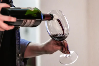  PORTO ALEGRE, RS, BRASIL - 24/09/2019Mulheres e vinho para a revista Donna: Na foto, a Confraria Dama, no Depósito de Vinhos<!-- NICAID(14263001) -->