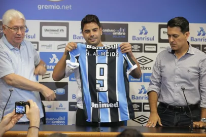  PORTO ALEGRE, RS, BRASIL, 05/02/2016- Apresentação do Henrique Almeida ao Grêmio. (FOTO: LAURO ALVES/ AGENCIA RBS)<!-- NICAID(11994909) -->