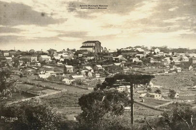 Vista de Caxias a partir das imediações da Rua Treze de Maio, nas proximidades do Parque da Imprensa, por volta de 1910. Ao fundo, a Catedral Diocesana, a Catedral de Santa Teresa<!-- NICAID(14481430) -->
