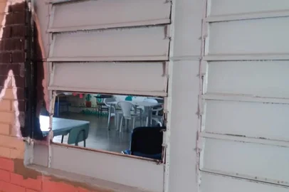 Fechada por conta do isolamento social, Casa Brasil é alvo de furtos em Caxias do Sul. Cabos de energia elétrica foram levados comprometendo fornecimento de luz na sede do projeto social.<!-- NICAID(14481984) -->
