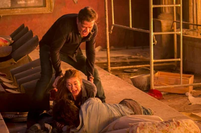Eliza (Marina Ruy Barbosa) e Arthur (Fabio Assunção) tentam ajudar Jonatas (Felipe Simas) em Totalmente Demais. ***foto exclusiva para Sinal Aberto *** Flávia Requião<!-- NICAID(14482584) -->