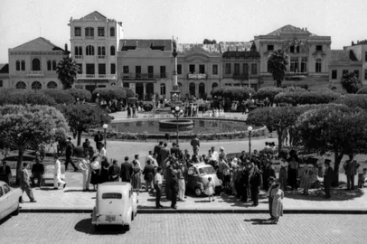 A Romi-Isetta estacionada na Praça Rui Barbosa em 1958, em um registro do Studio Geremia feito a partir das escadarias da Catedral.<!-- NICAID(14482692) -->