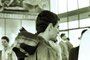  Chico Buarque, no Aeroporto Salgado Filho, em novembro de 1966, com o seu Mug preso as costas.<!-- NICAID(14483495) -->